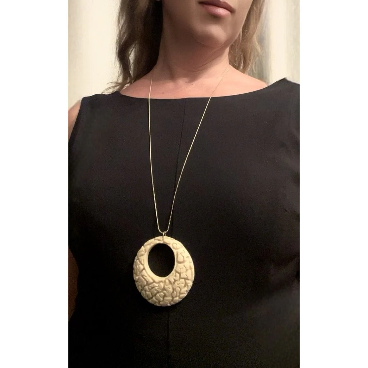 Collar largo Dentro del Laberinto resina Blanco roto y latón chapado dorado