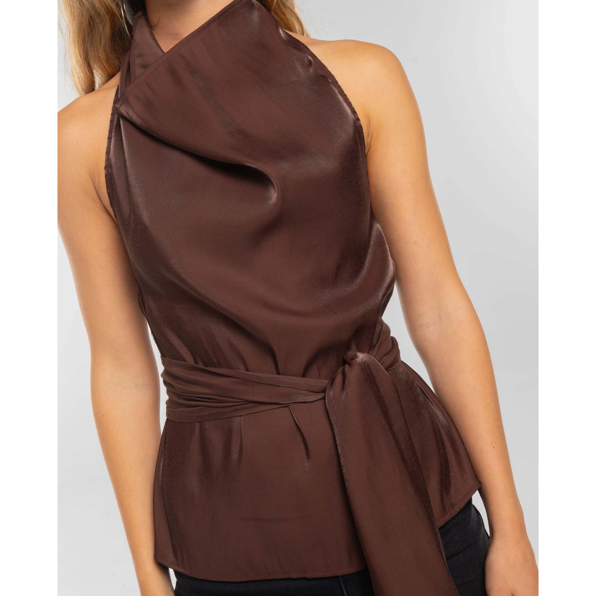 Top con cuello drapeado y fajín de mujer