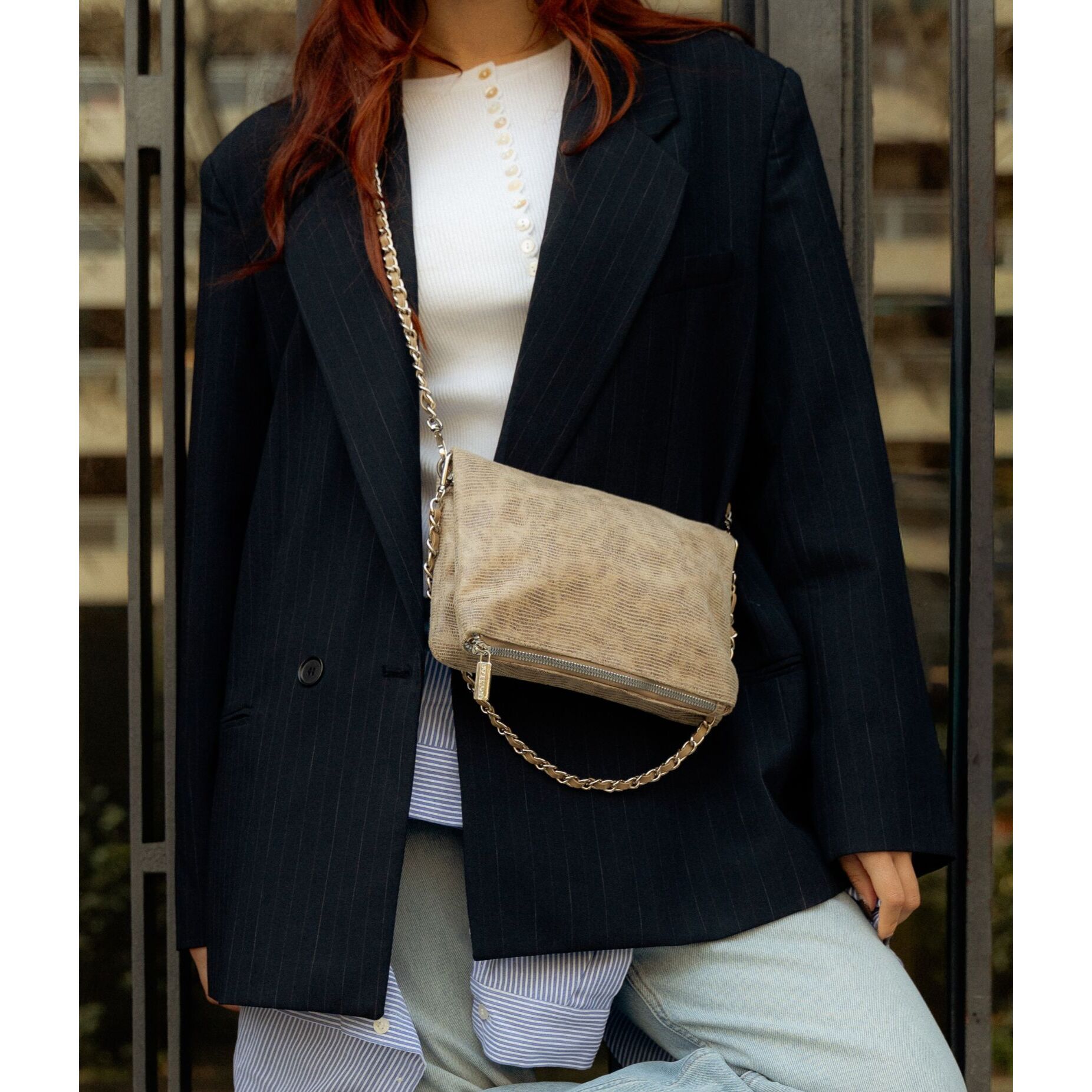 Bolso bandolera beige con solapa y asas de cadena