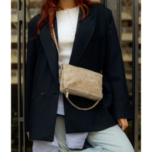 Bolso bandolera beige con solapa y asas de cadena