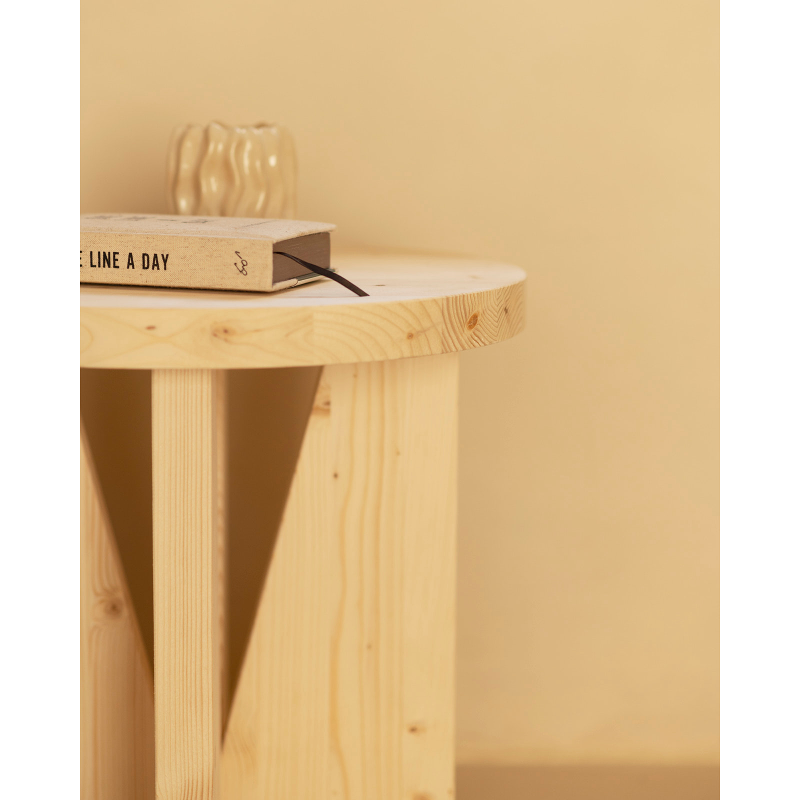 Table de chevet en bois massif en ton naturel de 40x40cm Hauteur: 40 Longueur: 40 Largeur: 40