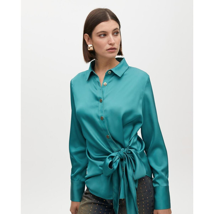 Camicia con Colletto e Dettaglio Nodo in Basso