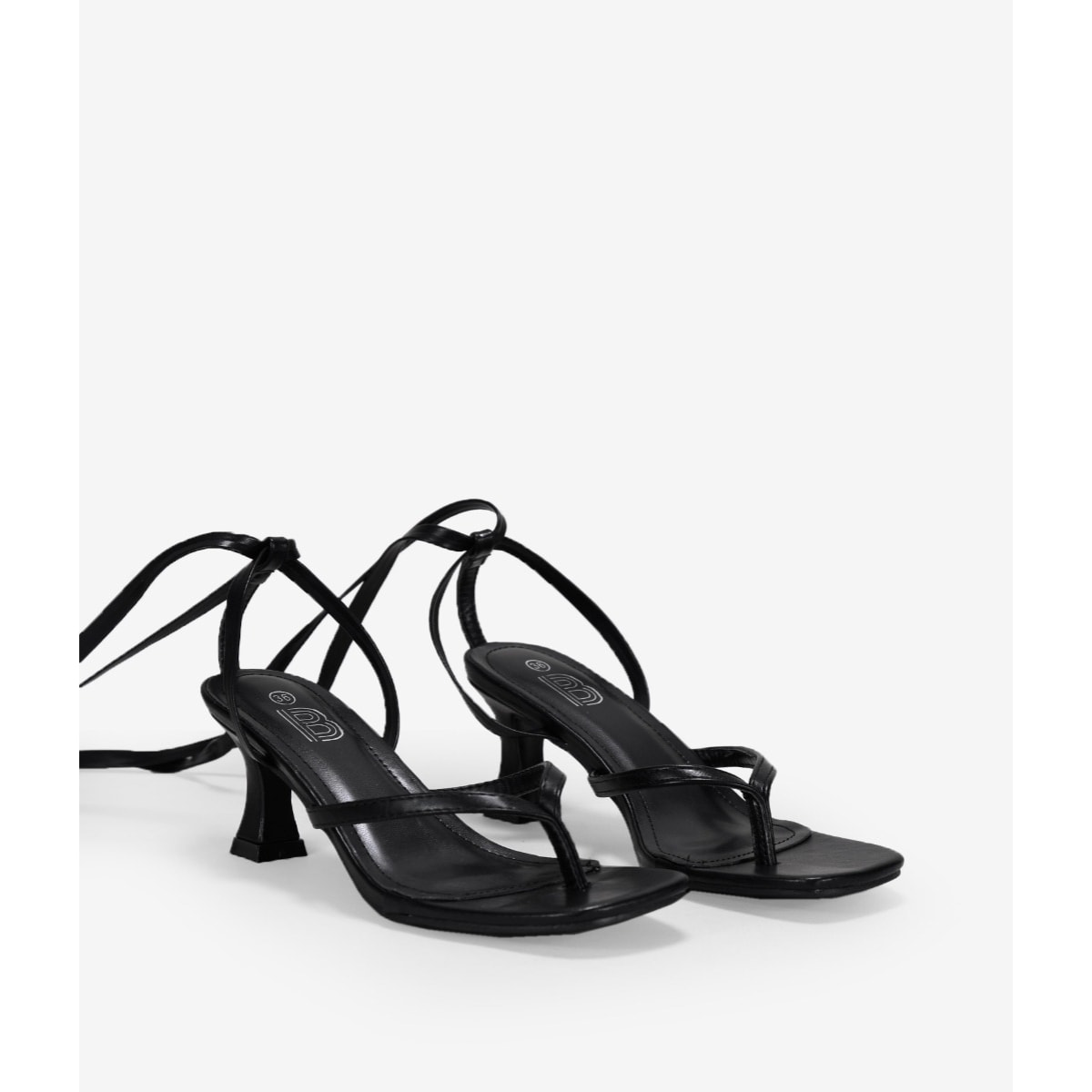 Sandalias negras con cuerdas