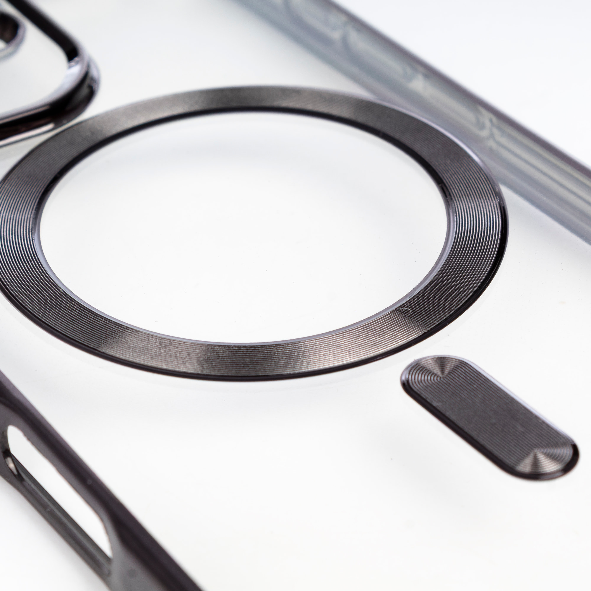 Carcasa transparente con cámara cubierta, bordes negros, antichoque y antihuellas. Magsafe para iPhone 16.