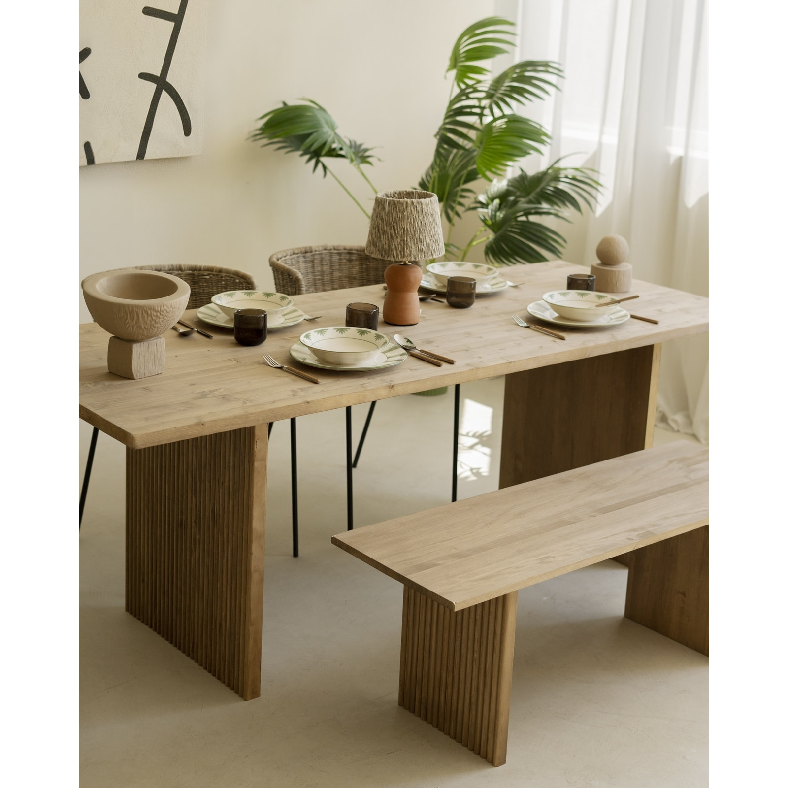 Table de salle à manger en bois massif dans le ton du bois chêne foncé de différentes tailles