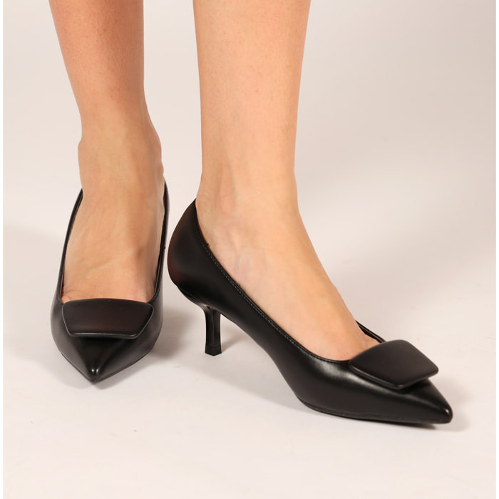 Dècolletè pumps in simil pelle con tacco basso e dettaglio sulla punta
