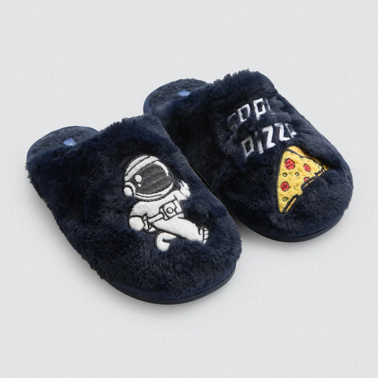 Ciabatte con i capelli da astronauta e pizza