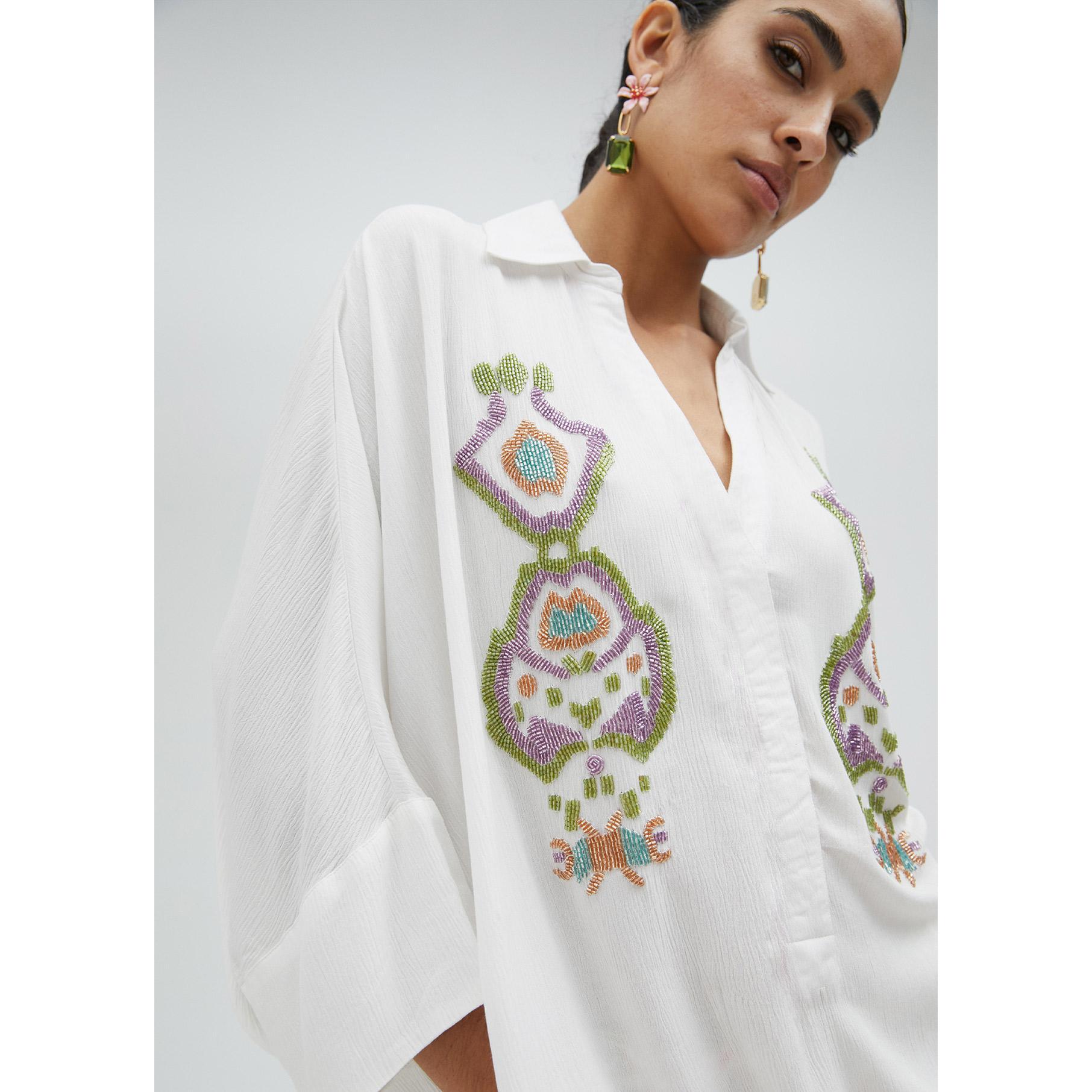 Camicia corta con maniche ricamate sul petto