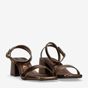 Sandalias de tacón marrones metalizadas con hebilla