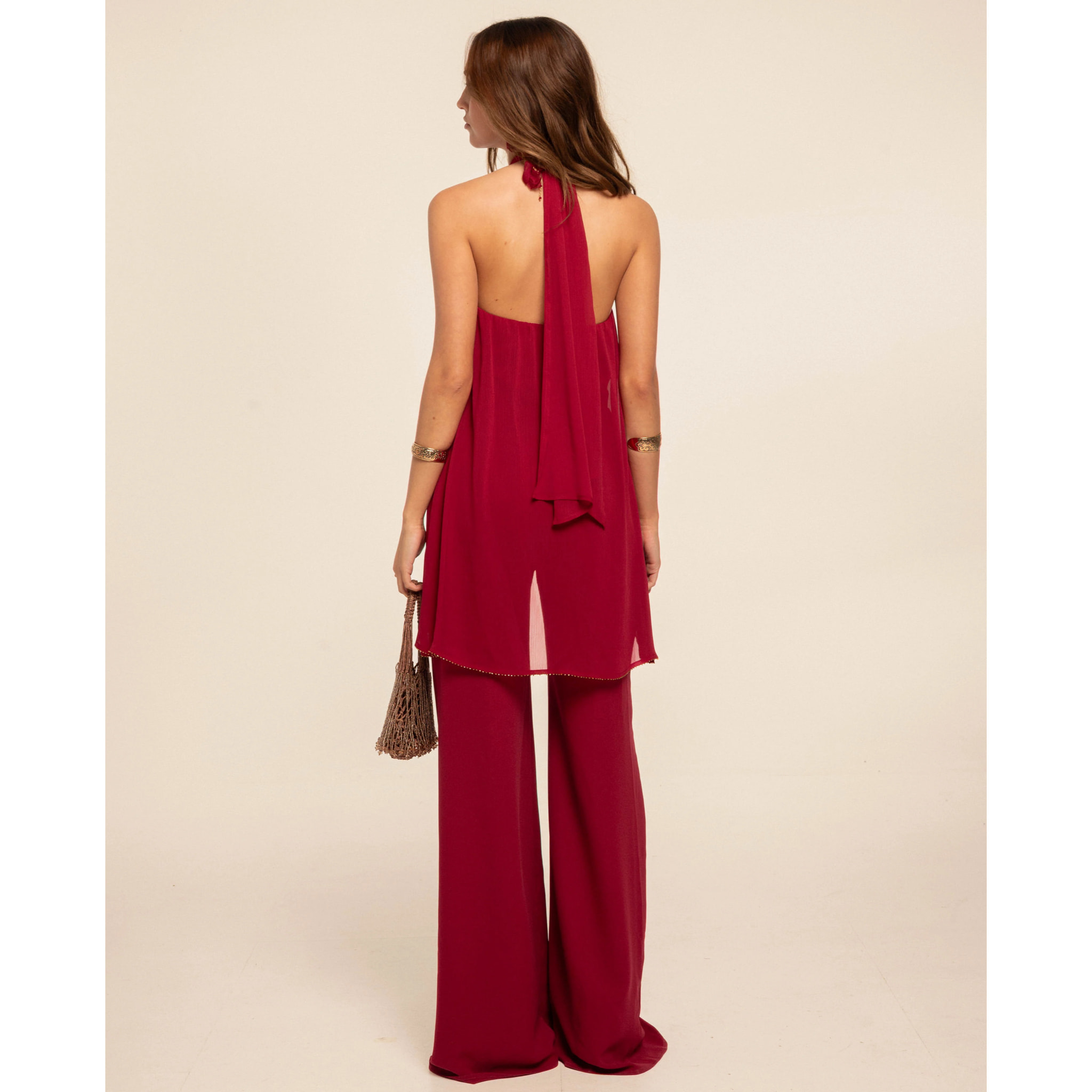Mono largo con escote halter y camal ancho de mujer