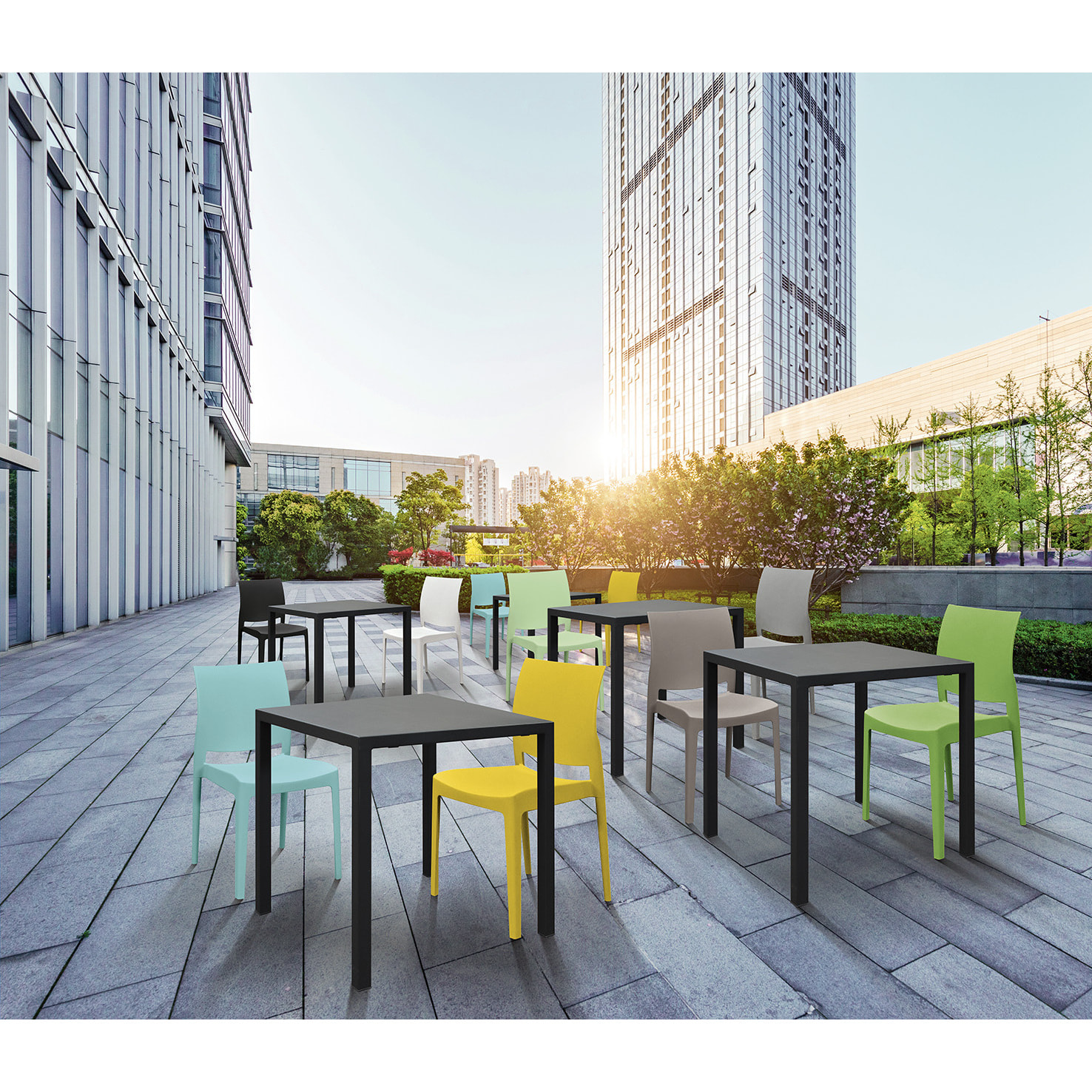 Set di 4 sedie HOBIE BEACH in polipropilene azzurro pastello, impilabili