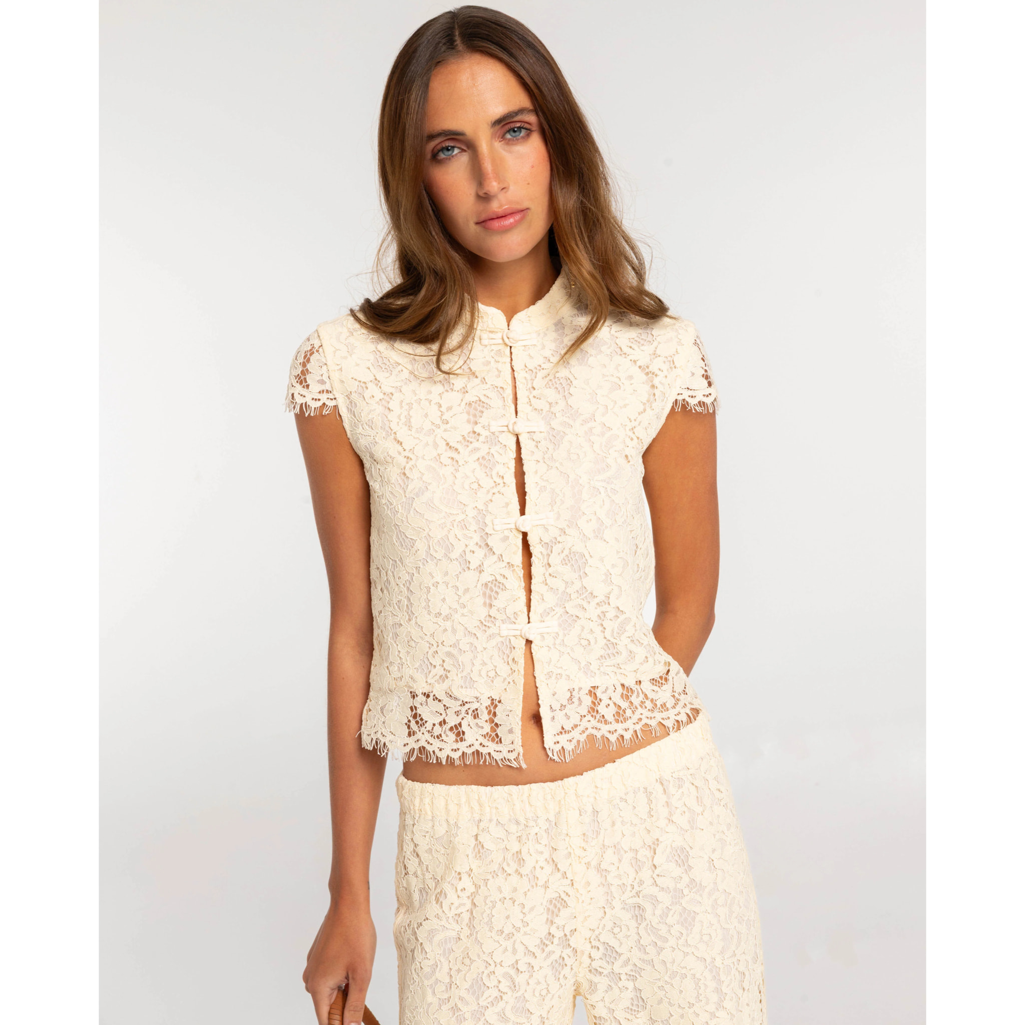 Top de mujer de encaje con cuello mao
