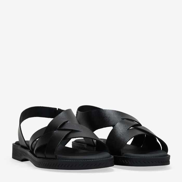 Sandalias negras en piel con trenzado