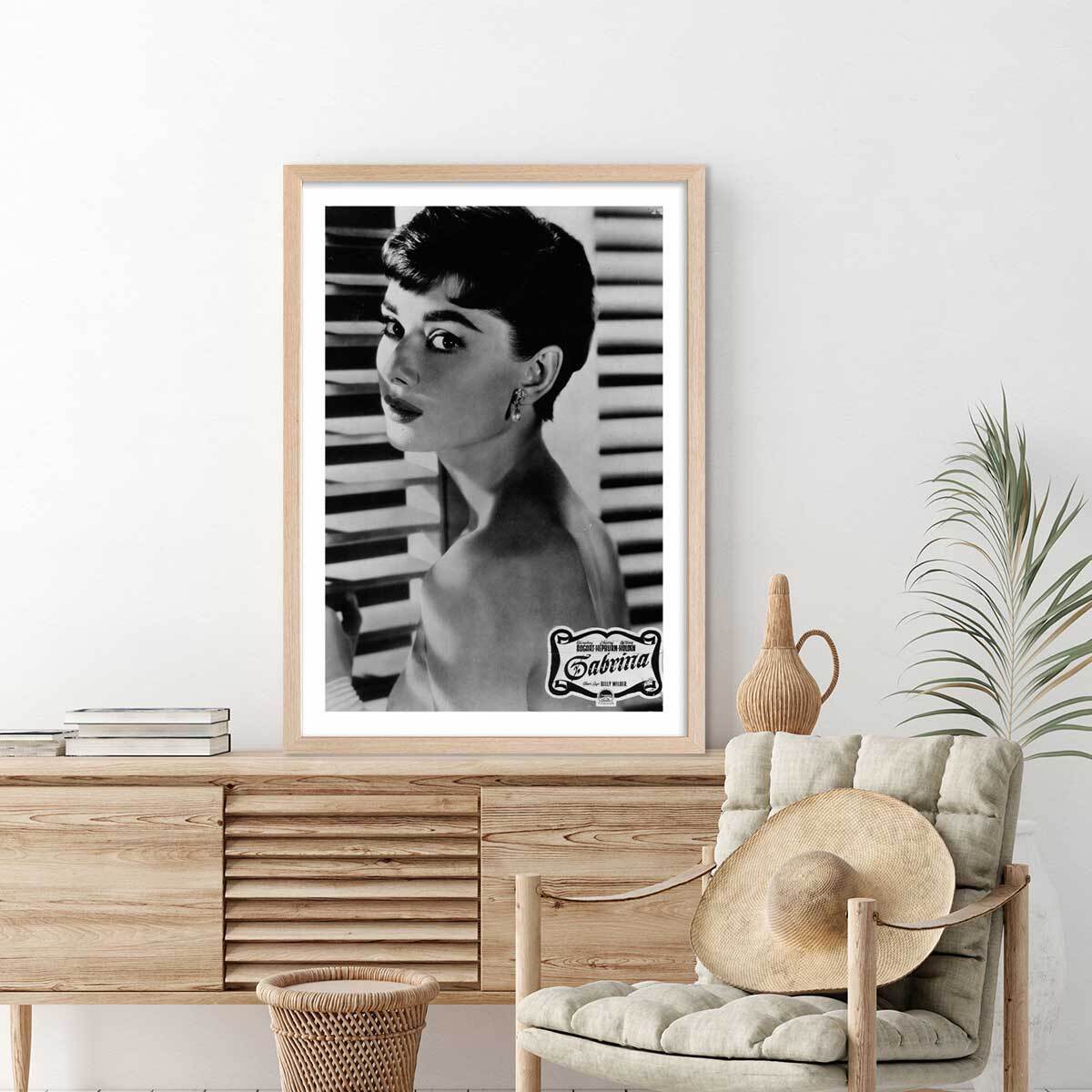 Affiche célébrité Audrey Hepburn dans Sabrina, 1954 Affiche + cadre en bois - Chêne