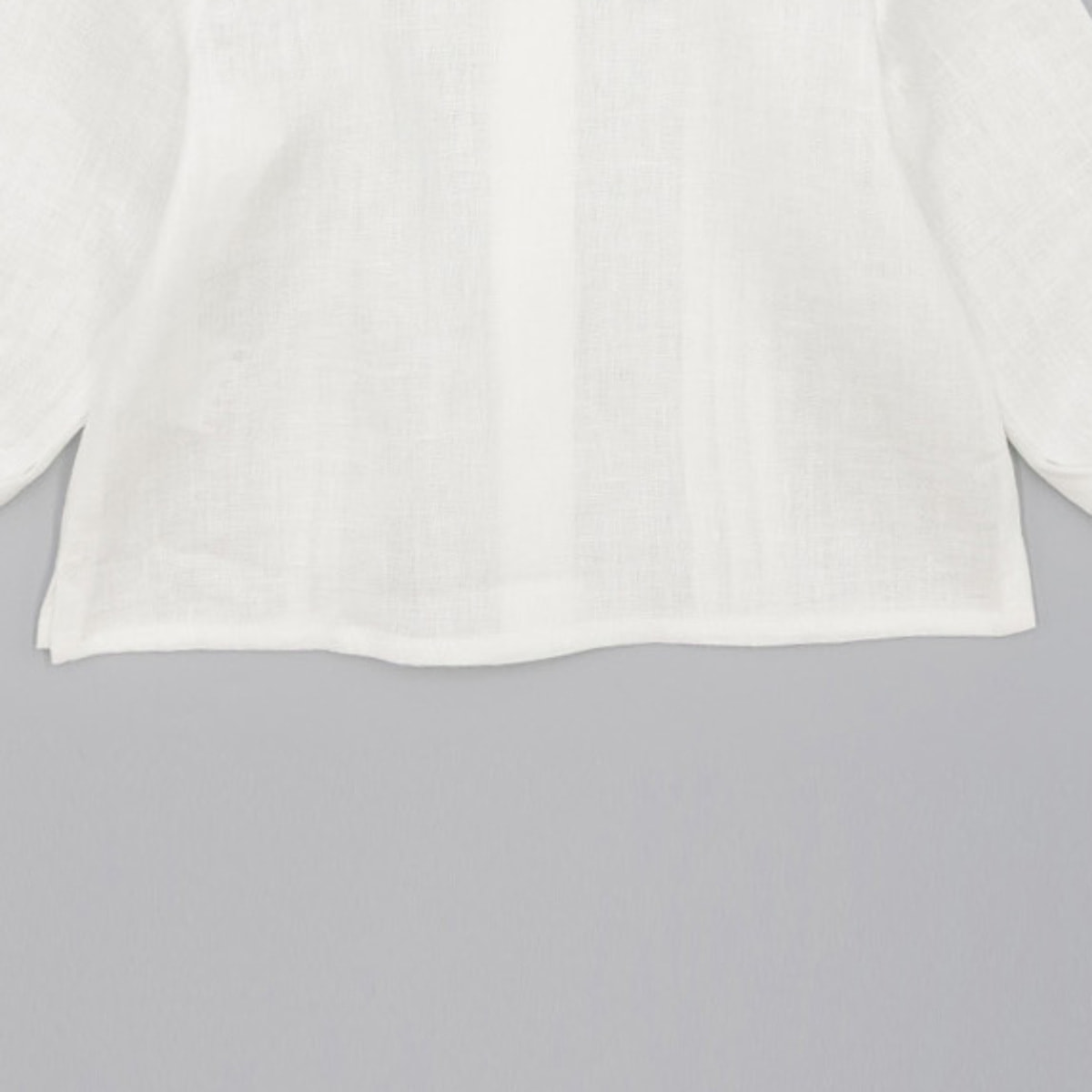 Camisa lino crudo. Con lorzas, cuello mao y manga larga.