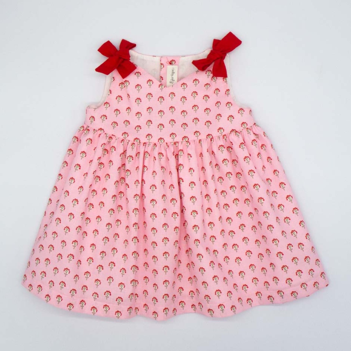 VESTIDO ROSA CON FLORES ROJAS Y LAZOS ROJOS