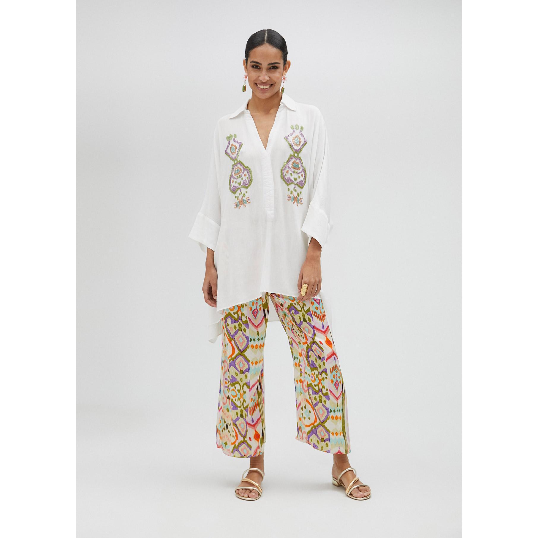 Camicia corta con maniche ricamate sul petto