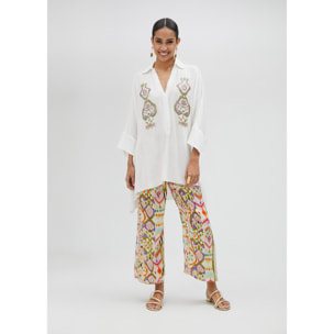 Camicia corta con maniche ricamate sul petto