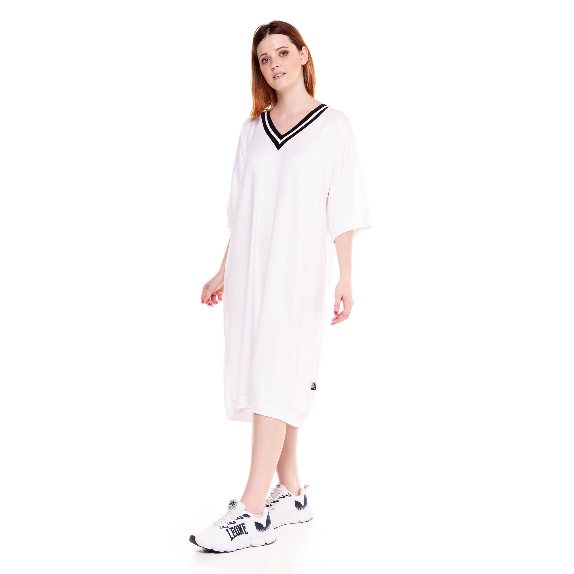 Vestido de mujer relajado en blanco y negro.