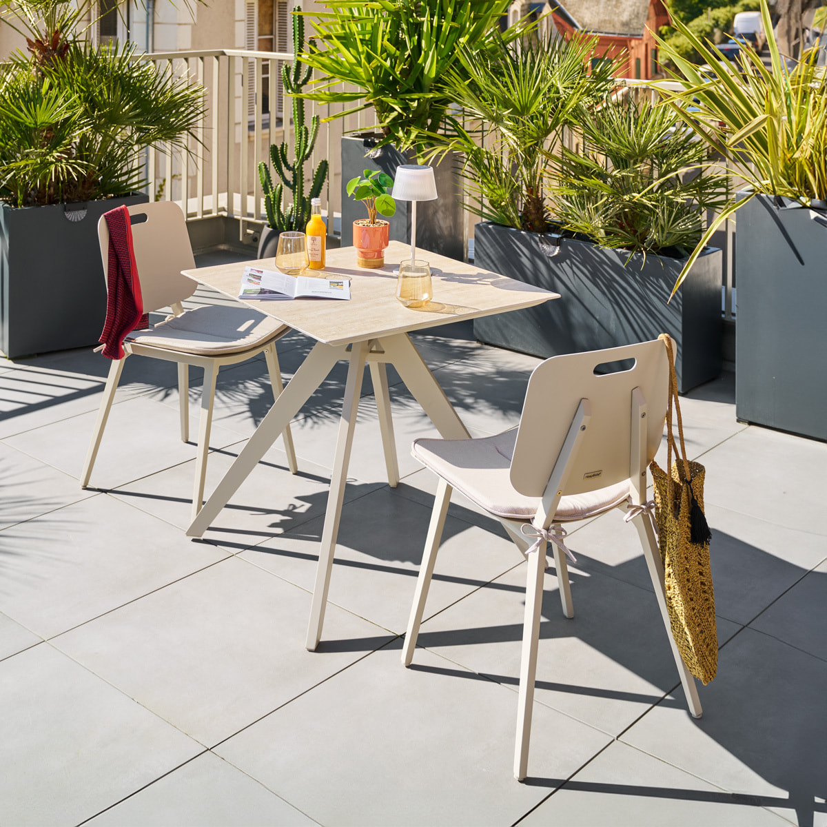 Table de jardin carrée "Terzano" vanille & argile 2 places en aluminium