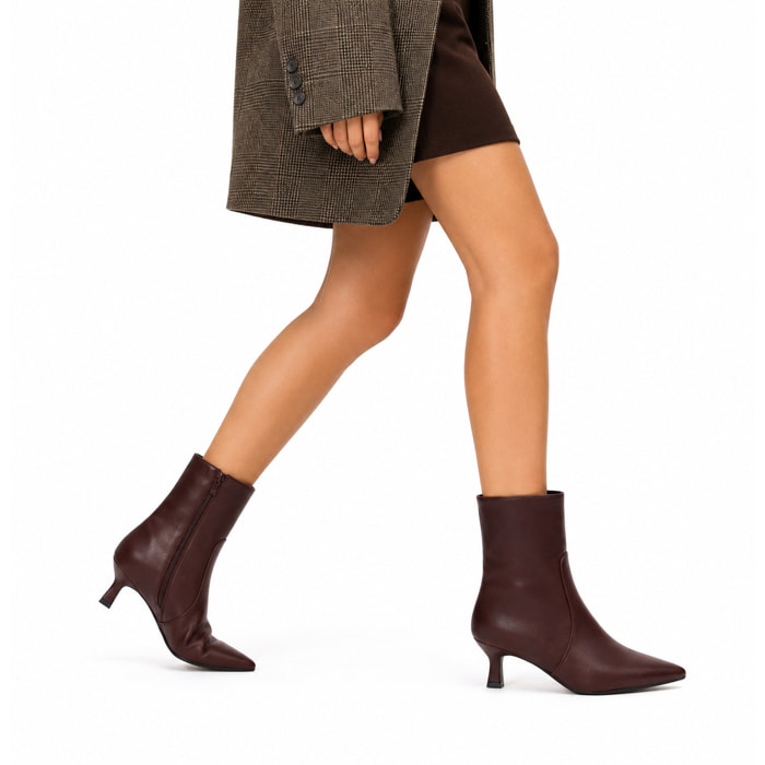 Stivaletto in simil pelle con tacco