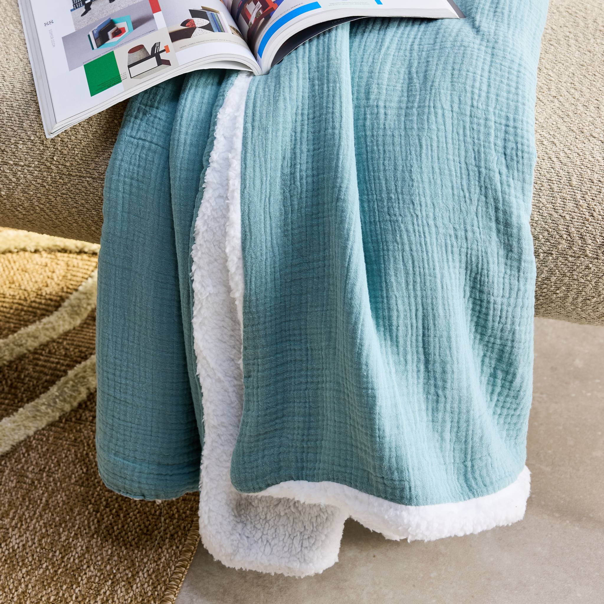 Plaid sherpa et gaze de coton 130 x 170 cm vert amande. ALIX. bi-matière