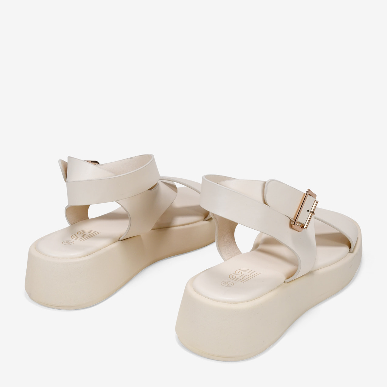 Sandalias de plataforma beige con hebilla