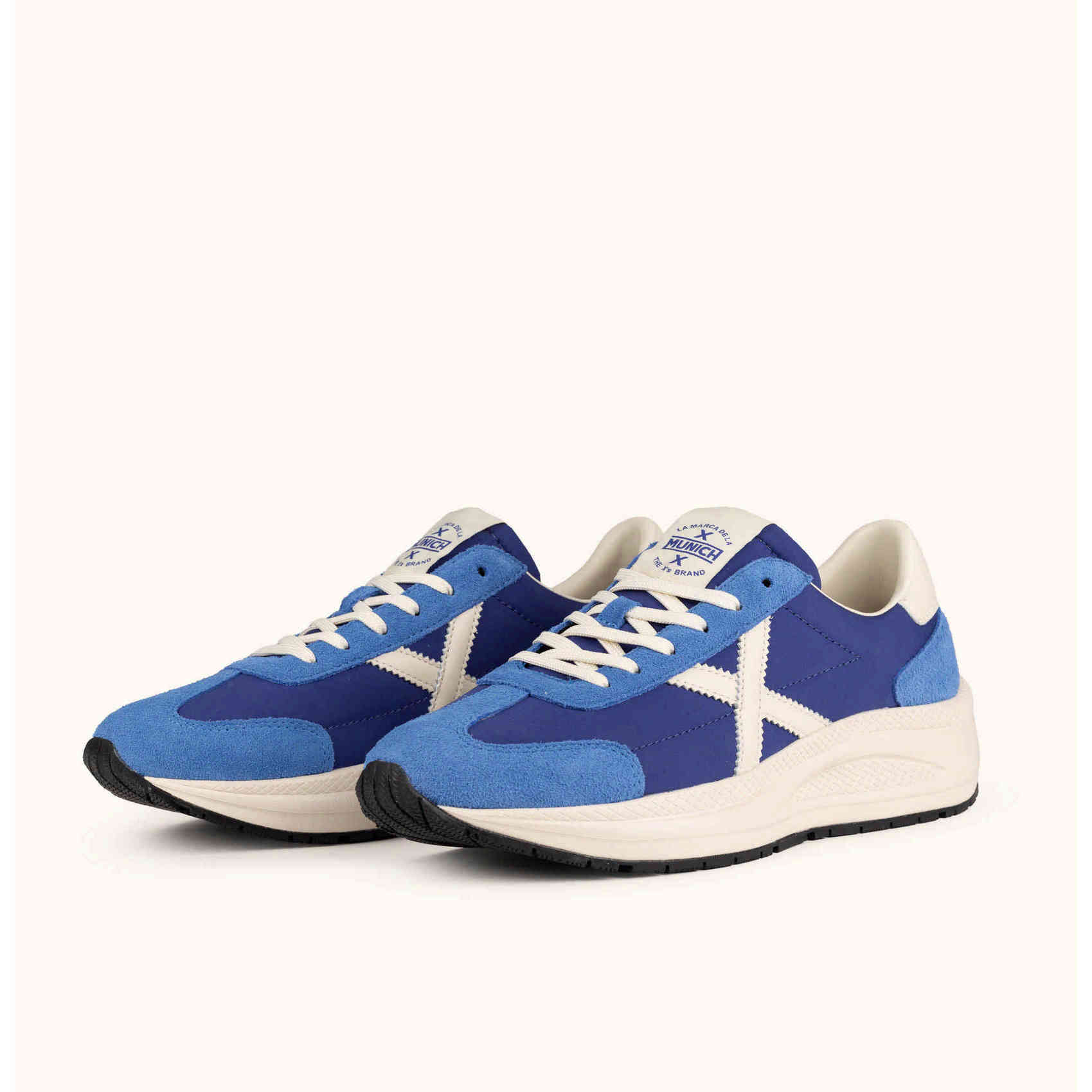 MUNICH AGORA 04 Sneakers de estética urbana y técnica azules y blancas