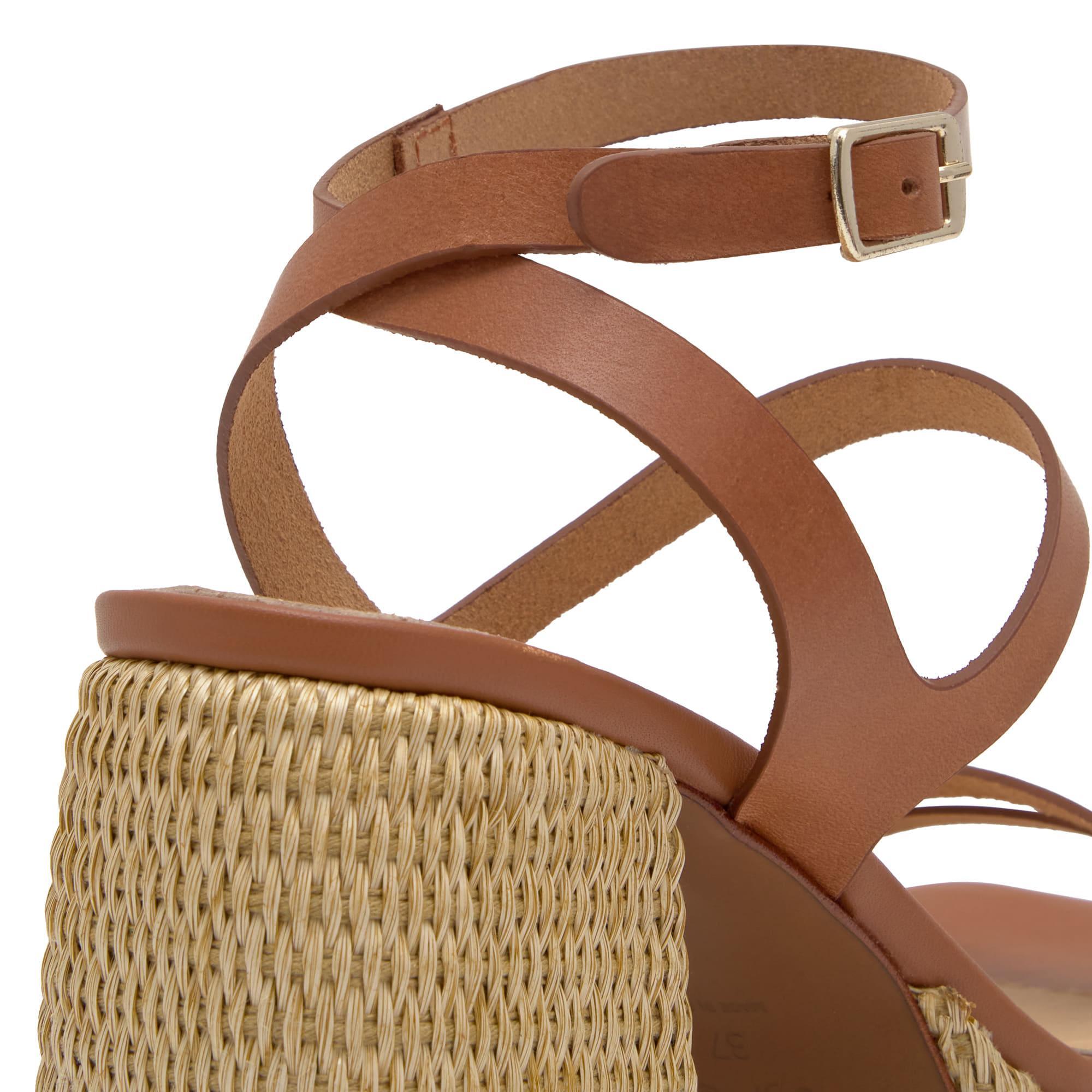 Sandalia de tacón Victoria en napa y rafia con cierre de pulsera
