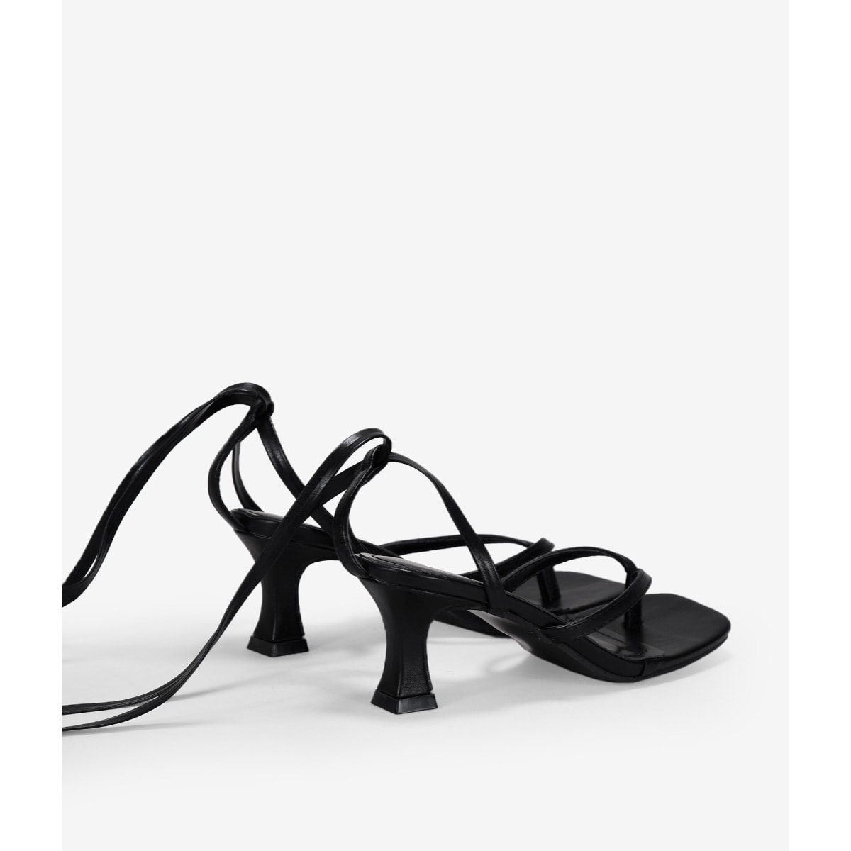 Sandalias negras con cuerdas