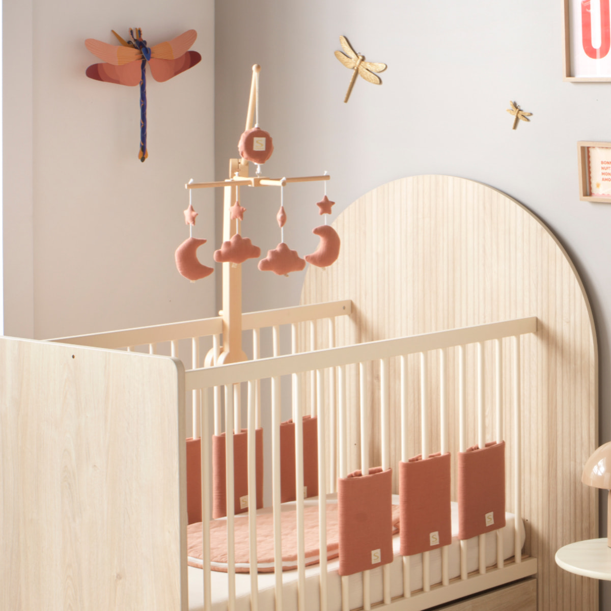 Mobile musical bébé en bois avec 4 jouets