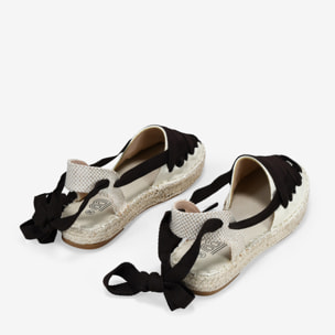 Alpargatas planas beige con tiras atadas