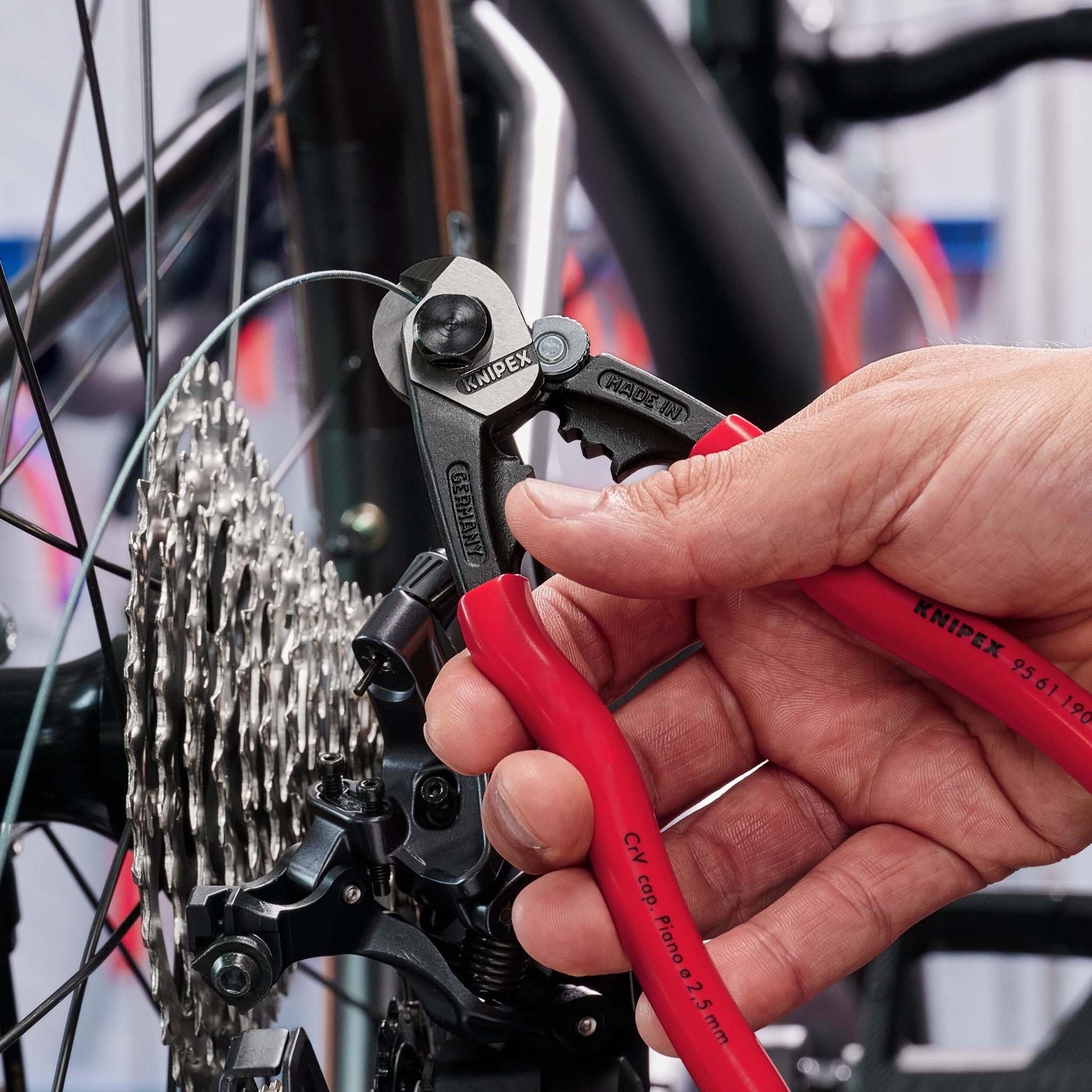 Pince coupe-câble KNIPEX avec 2 profils de sertissage - 190mm de longueur - 5mm de coupe - 95 61 190