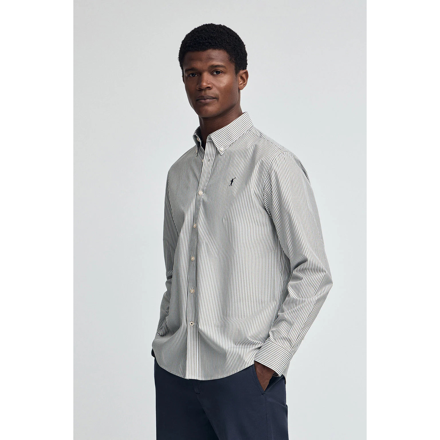 Camisa verde militar de rayas y corte regular con logo Rigby Go