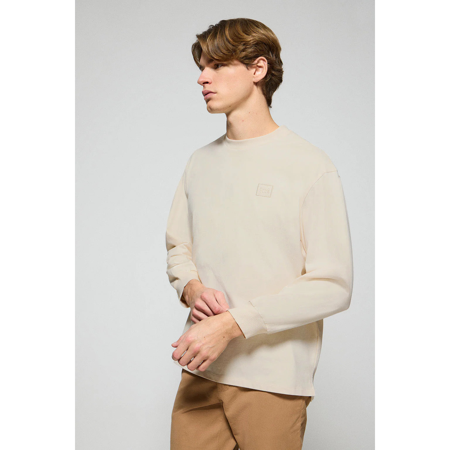 Maglietta ecrù a maniche lunghe e a girocollo con particolare Polo Club