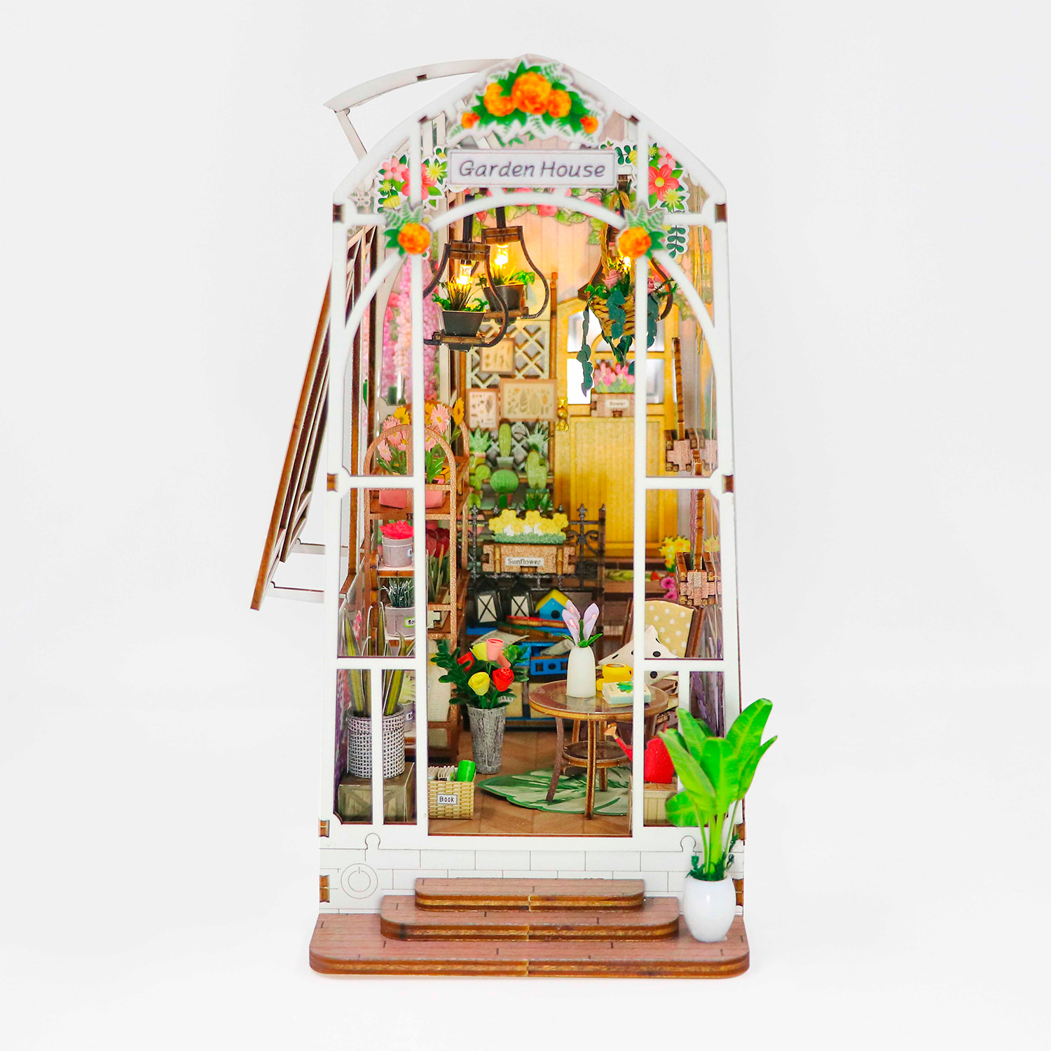 Casa jardín. Maqueta 3D realista con gran detalle y luces led.