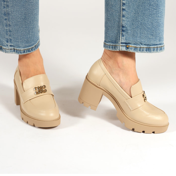 Mocassini in simil pelle con tacco comodo e dettaglio color oro