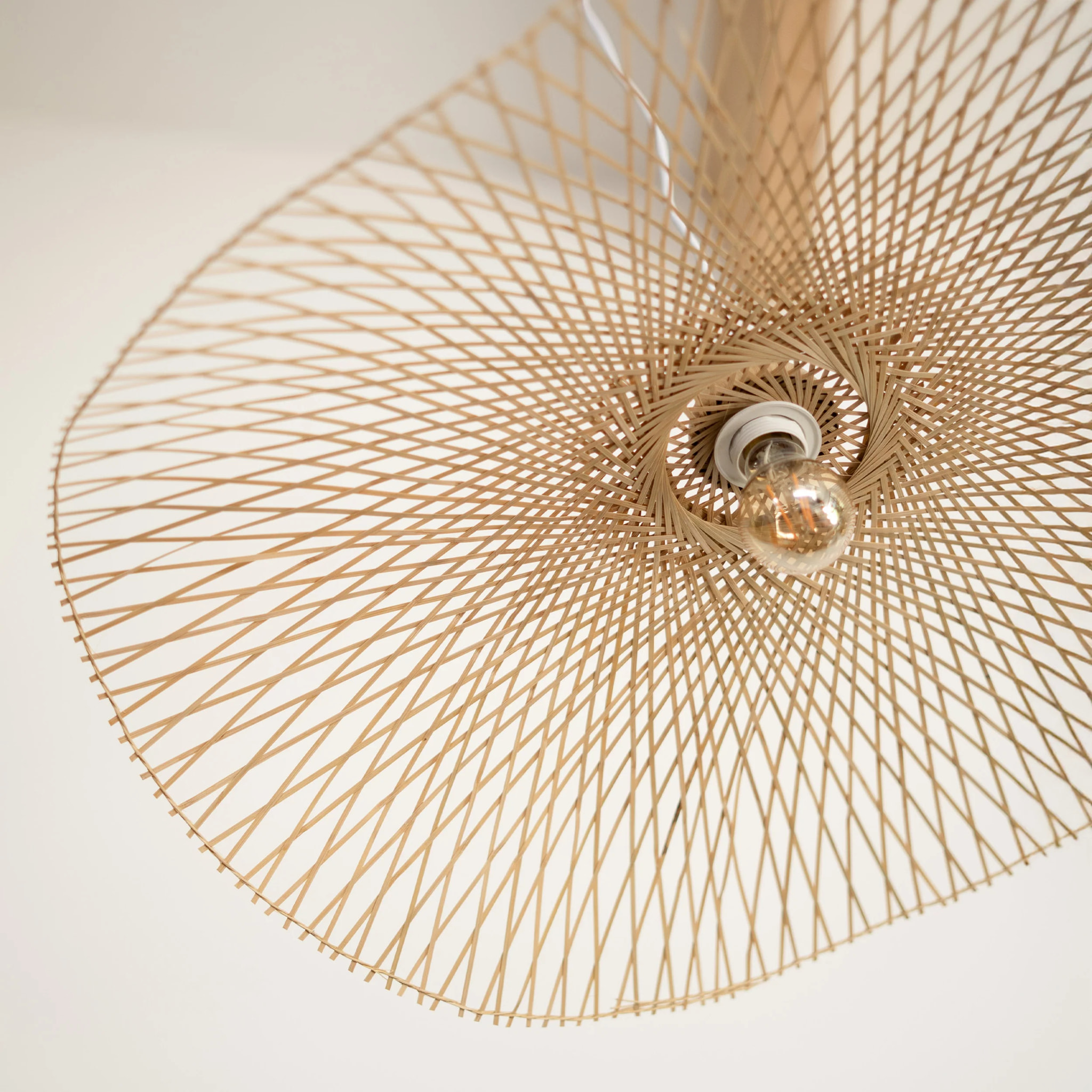 Suspension D75 cm en bambou avec fil blanc - Jipi