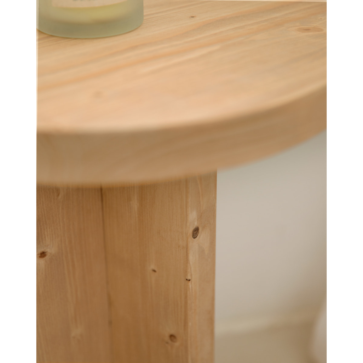 Table de chevet en bois massif ton chêne moyen 45x35cm Hauteur: 45 Longueur: 35 Largeur: 35