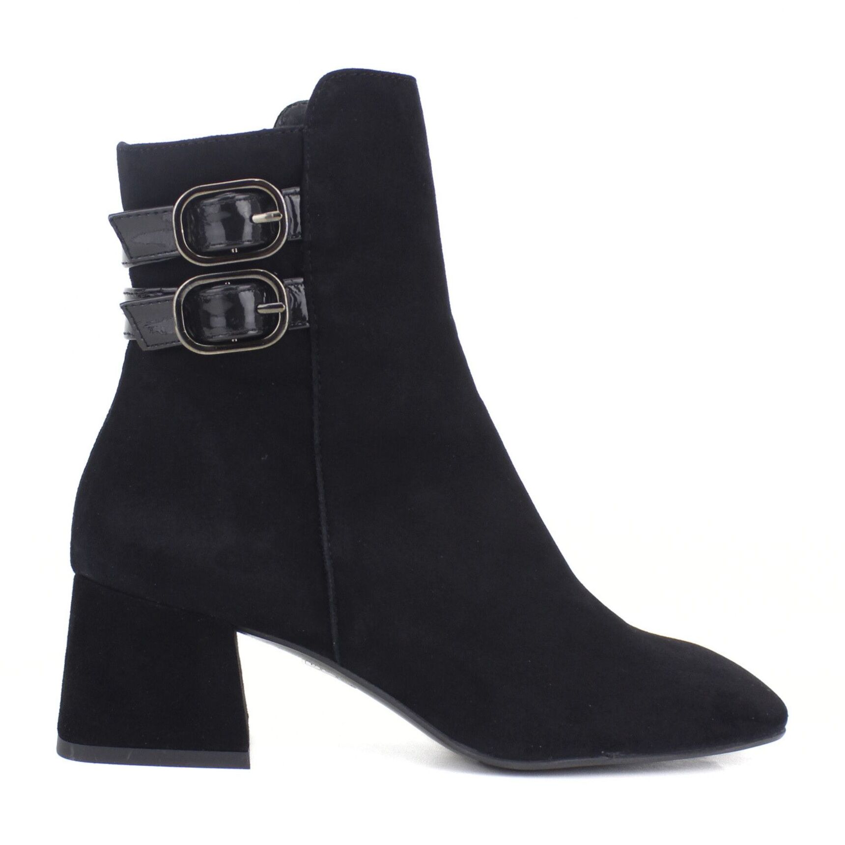 Botinen negro con adorno de hebillas. Tacón de 6 cm