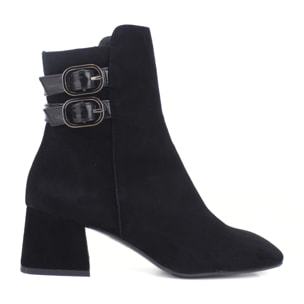 Botinen negro con adorno de hebillas. Tacón de 6 cm