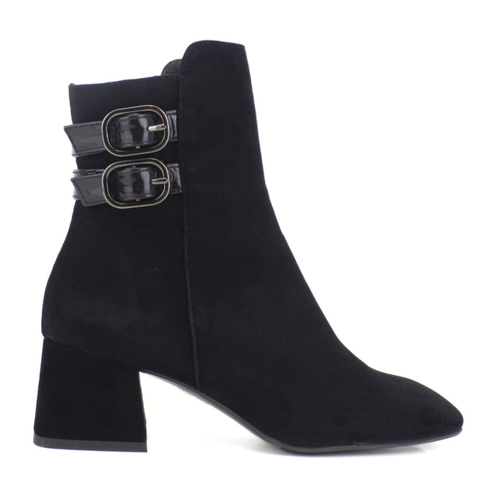 Botinen negro con adorno de hebillas. Tacón de 6 cm
