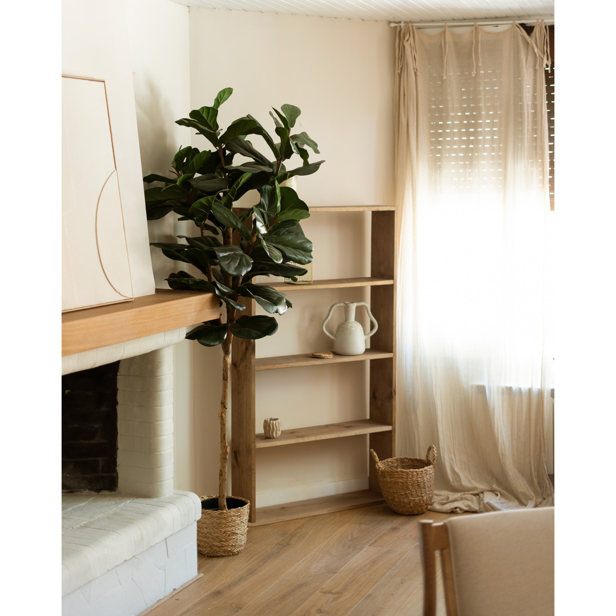 Estantería de madera maciza tono roble oscuro con 3 estantes Alto: 146 Largo: 80 Ancho: 20