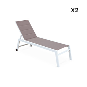 Lot de 2 bains de soleil Solis en textilène matelassé. transats 6 positions. structure blanc. textilène taupe