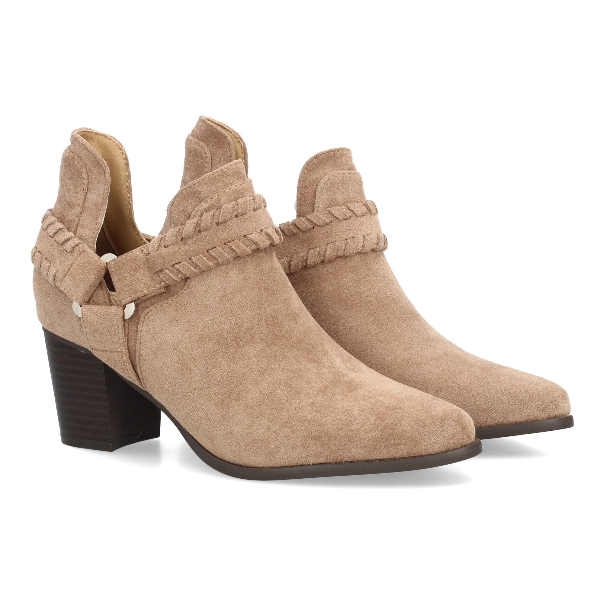 Botín western con detalles trenzados