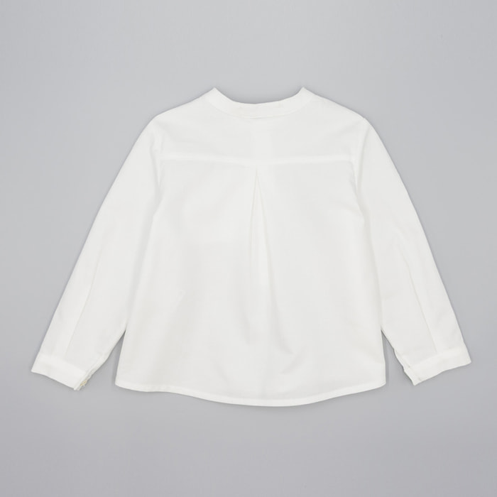 Camisa oxford blanco. Cuello mao y bolsillo.