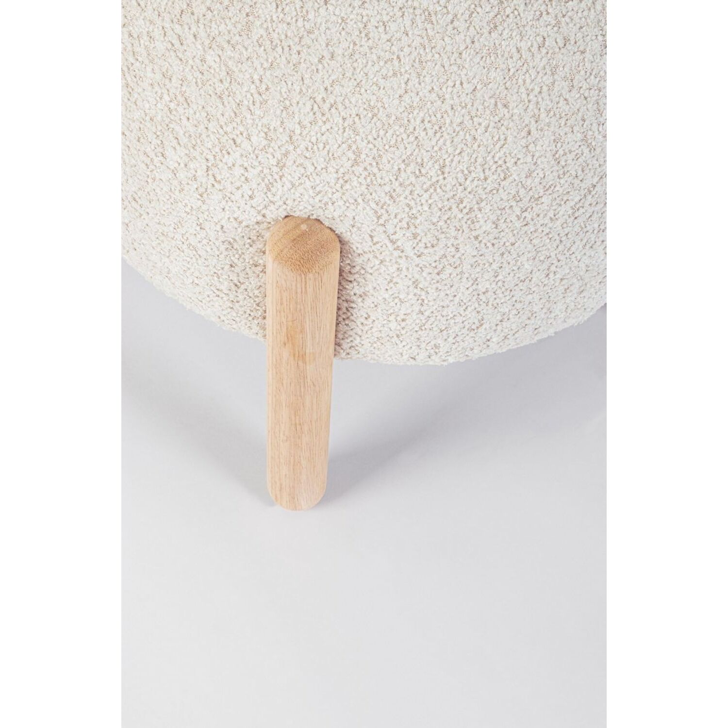 Pouf DAYLA in tessuto naturale effetto bouclé e gambe in legno rubber wood