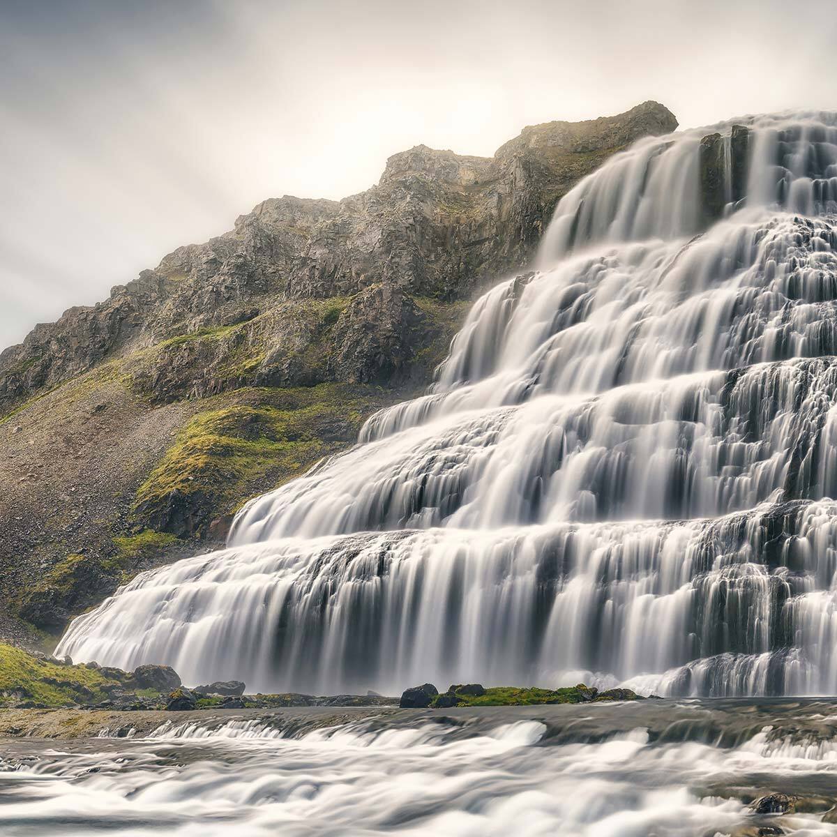 Papier peint panoramique cascade en islande Intissé