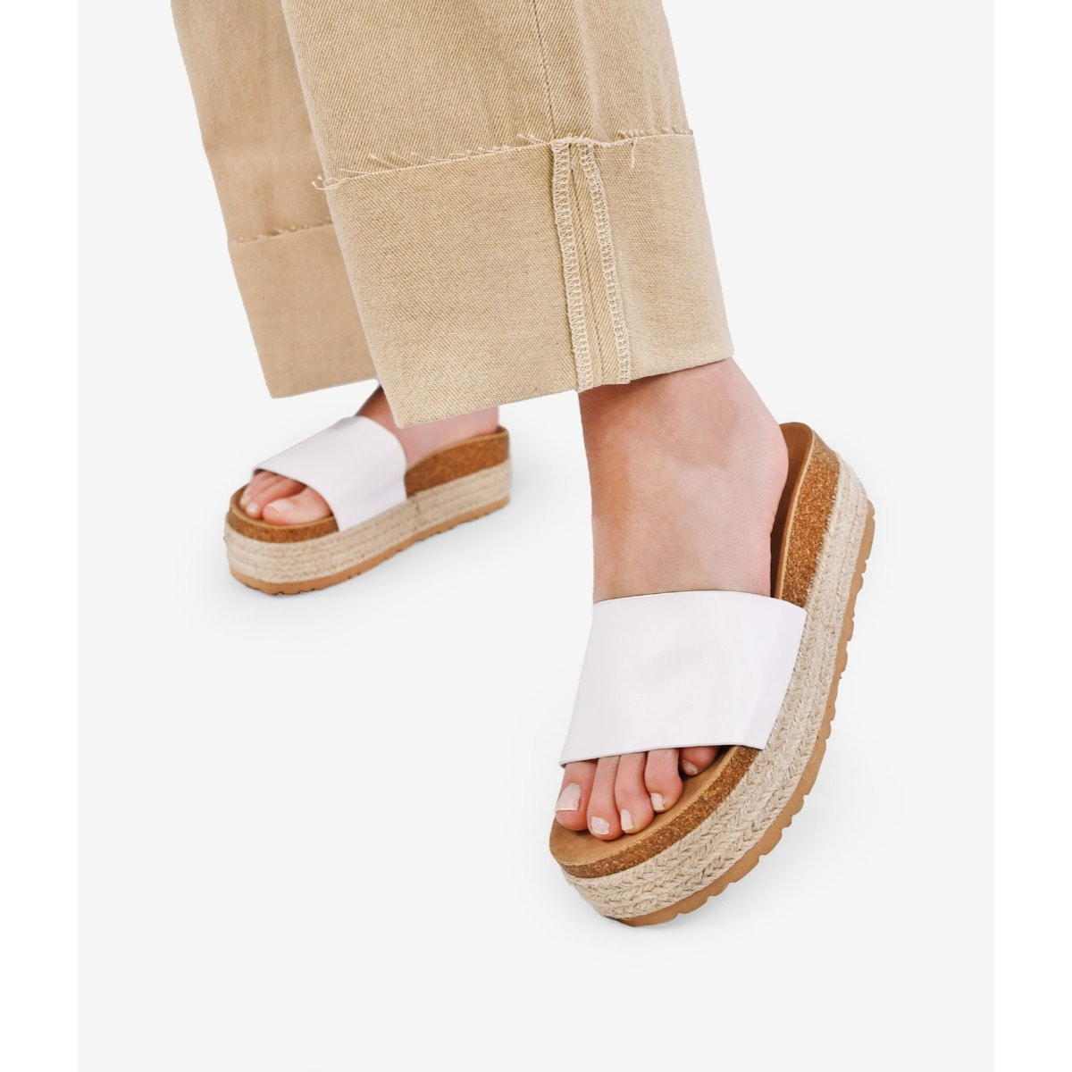 Sandalias blancas con plataforma de esparto
