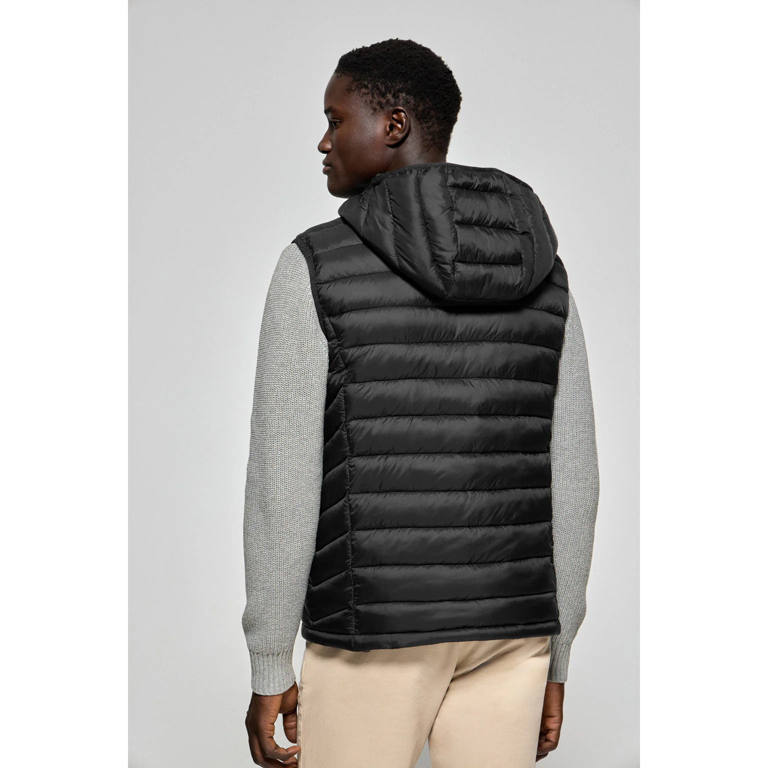 Gilet ultralight Pau nero con cappuccio rimovibile e ricamo PC